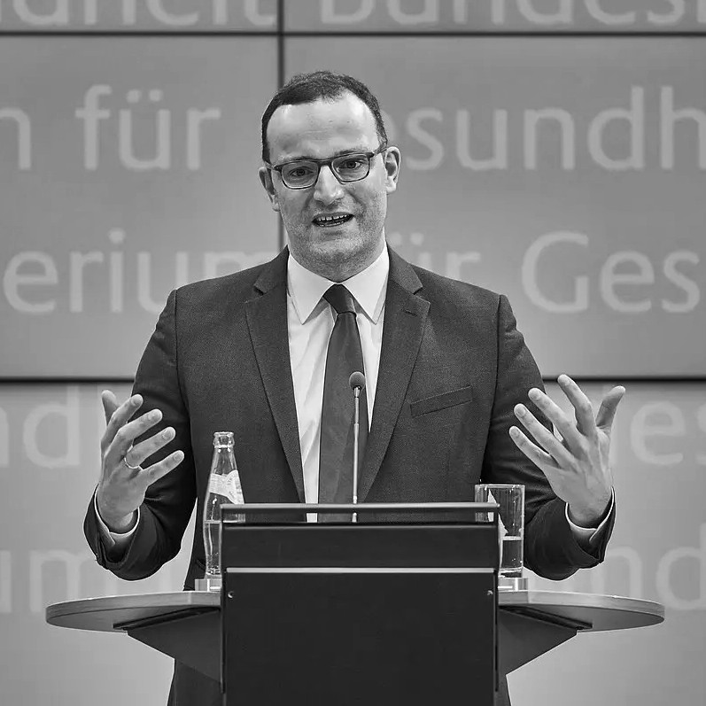 Der ehemalige Bundesgesundheitsminister Jens Spahn spricht an einem Rednerpult.